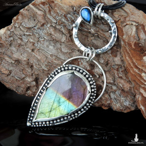 Wisiorek srebrny z tęczowym i granatowym labradorytem