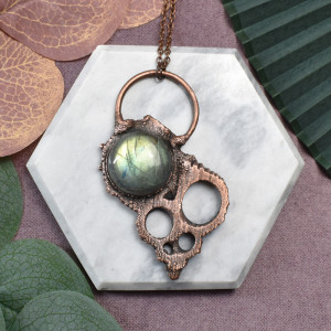 Miedziany wisior z labradorytem i muszlą Mouth Turbo Shell #81