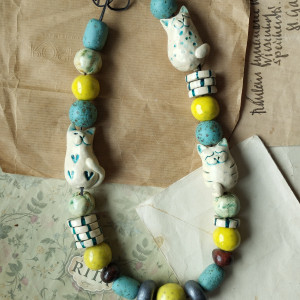 Jaskrawe korale z kotami