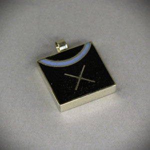 Abstrakcja I , naszyjnik z nowego srebra i żywicy.