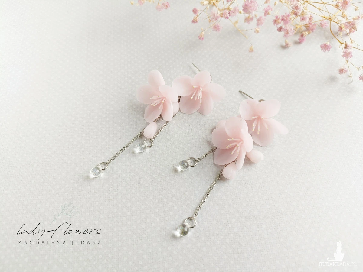 Kolczyki z pastelowymi kwiatami