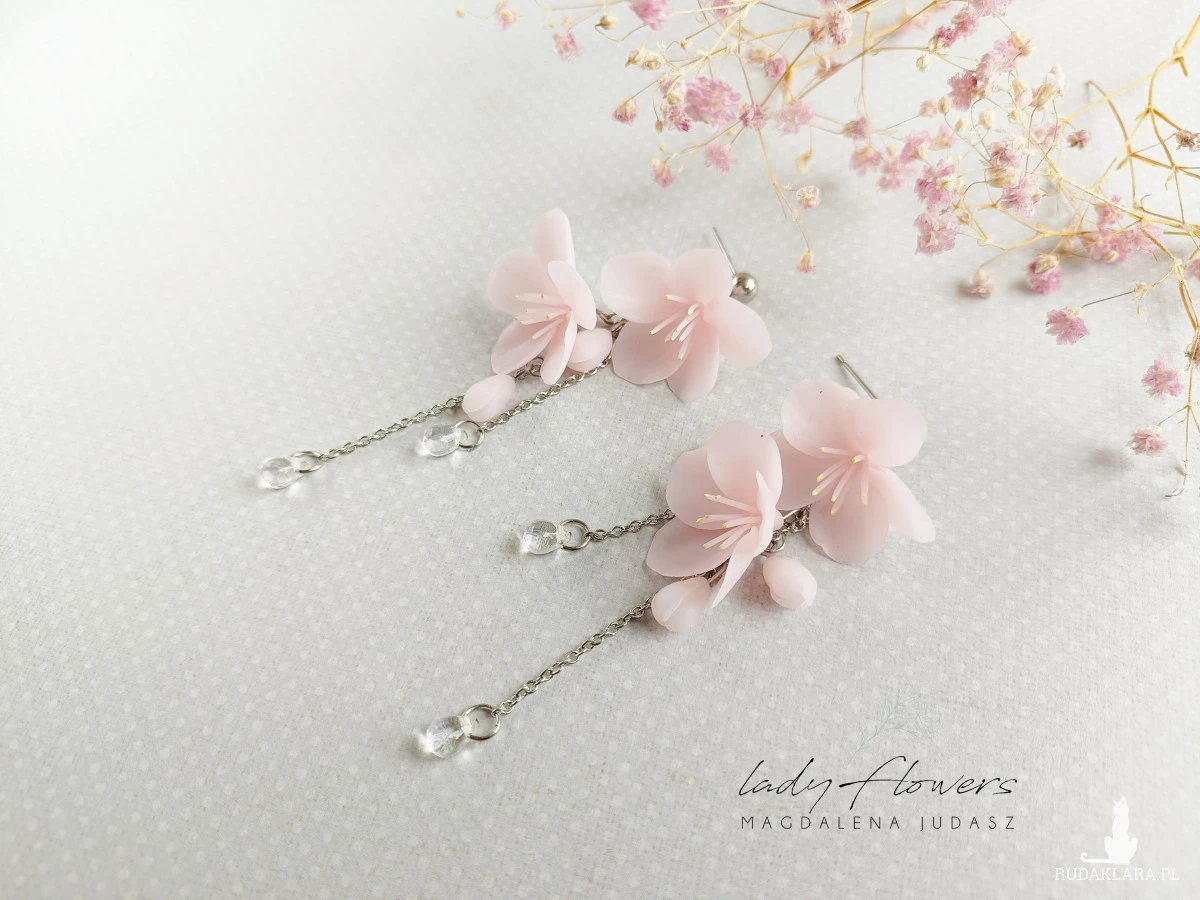 Kolczyki z pastelowymi kwiatami