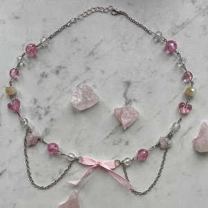 Naszyjnik z kokardką i kwarcem różowym