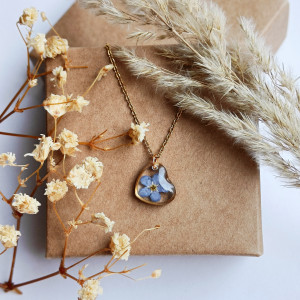 Wisiorek serduszko z niezapominajką