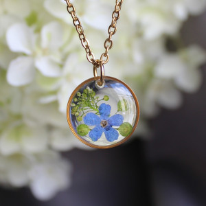 Złota zawieszka złoty wisiorek kwiat naszyjnik żywica z żywicy kwiaty niezapominajki niezapominajkami