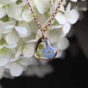 Złota zawieszka złoty wisiorek kwiat naszyjnik żywica z żywicy kwiaty serce serduszko niezapominajka