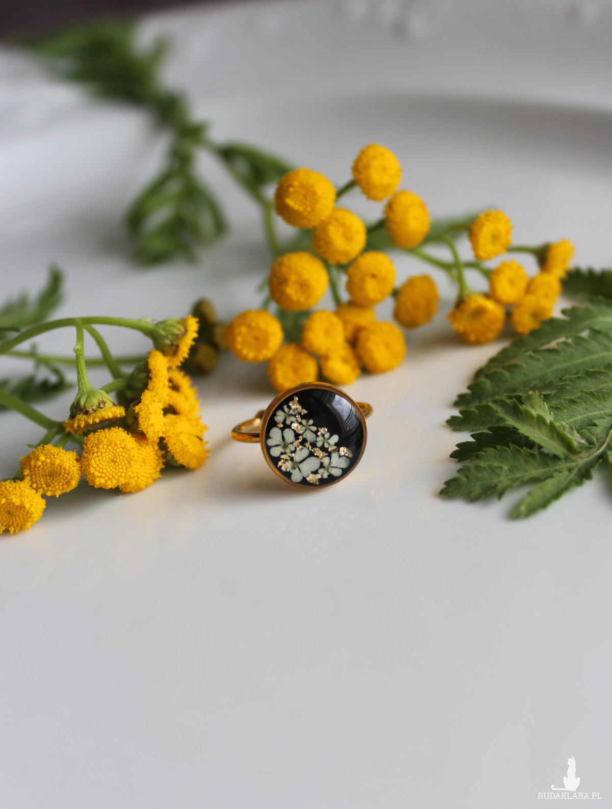 Złoty pierścionek regulowany kwiaty z kwiatami kwiatem czarne oczko białe kwiaty dzika marchew