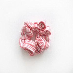 biało czerwona gumka do włosów, czerwona ozdoba do włosów, bawełniane scrunchie w paski, bawełniana gumka do włosów scrunchie, skrunczi, skranczi