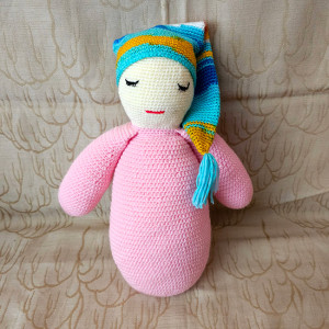 3. krasnal śpioch; przytulanka, maskotka wykonana na szydełku