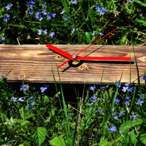 Minimalistyczny zegar na drewnianej deseczce świerkowej, czerwone wskazówki