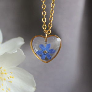 złota zawieszka złoty wisiorek naszyjnik żywica z żywicy kwiaty z kwiatami serce serduszko niezapominajki niezapominajka z niezapominajką