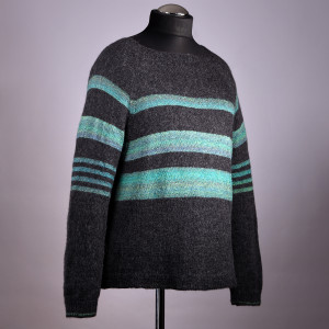 Czarny sweter w zielonkawe pasy o zmiennej szerokości# Reglan z półokrągłym dekoltem#Damski sweter w dużym rozmiarze#Alpaka i wełna