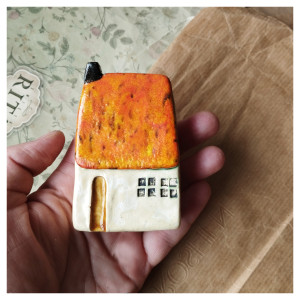 Domek z pomarańczowym dachem