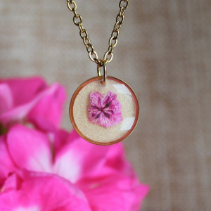 Złota zawieszka złoty wisiorek kwiat naszyjnik żywica z żywicy suszone kwiaty dziewczęcy kobieca brokatowa różowa