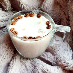 Kawowa świeca sojowa w przezroczystej filiżance, dekorowana ziarnami kawy