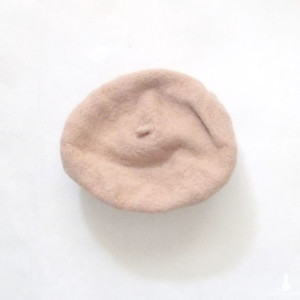 beżowy beret, vintage beret, filcowy beret, pastelowy beret z filcu, beżowa czapka, jasnobrązowa czapka