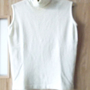 jasny bezrękawnik z golfem, ecru top z golfem, golf bez rękawów, damska bluzka golf top