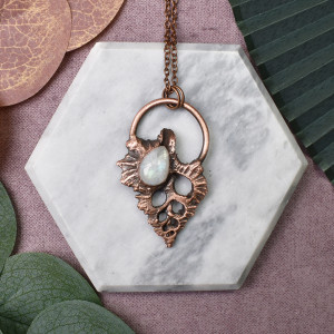 Miedziany wisior z kamieniem księżycowym i muszlą Skrzydlatego trytona #138