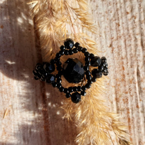 Pierścionek Z Czarnych Koralików