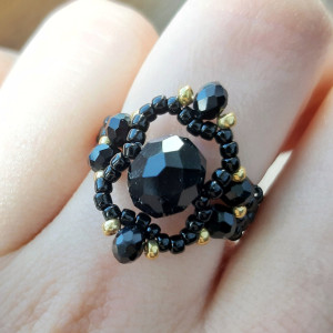 Pierścionek Z Czarnych Koralików Ze Złotymi Akcentami