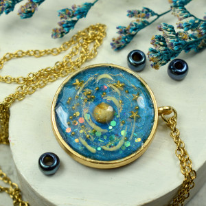 Unikatowy wisiorek z żywicy KOSMOS K5