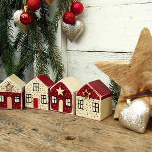 Małe domki do świątecznej dekoracji, bordowo-waniliowe