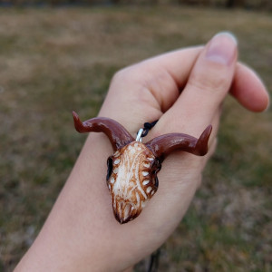 naszyjnik czaszka barana recznie rzezbiony, idealny na prezent