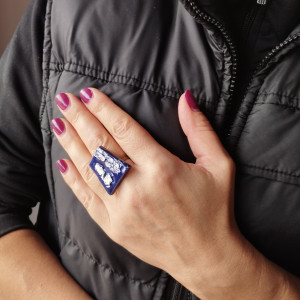 Pierścionek granatowy  z deseniem