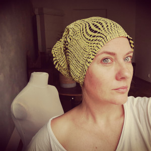 Czapka żółta materiałowa