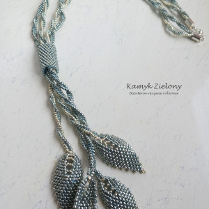 Koralikowy naszyjnik z listkami