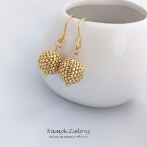 Kolczyki-kulki ze złotych koralików Toho