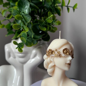 Świeca sojowa kobieta kwiaty we włosach gold