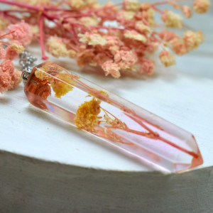 Wisiorek z roślinką w żywicy GN2