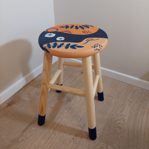 Drewniany taboret w stylu retro - wyjątkowa ozdoba mieszkania