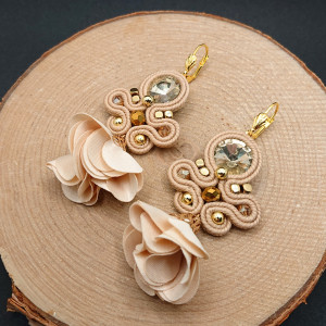 BEŻOWE KOLCZYKI SUTASZ Z KWIATKAMI