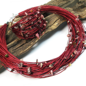 Vesela na bordowym lnie