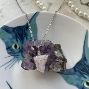 Naszyjnik minimalistyczny  KWARC RÓŻOWY, stal chirurgiczna