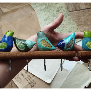 Zestaw wieszaków z niebiesko-zielonymi ptaszkami