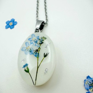 Naszyjnik z suszoną niezapominajką 2,5cm x 1,7 cm, łańcuszek 48 cm, stal szlachetna/nierdzewna