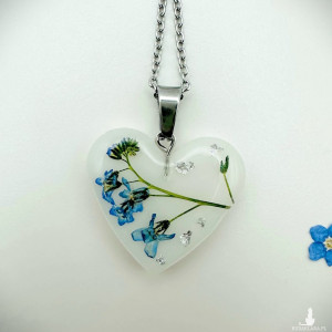 Naszyjnik serduszko z suszoną niezapominajką 2 cm x 2,5 cm, łańcuszek 48 cm, stal szlachetna/nierdzewna