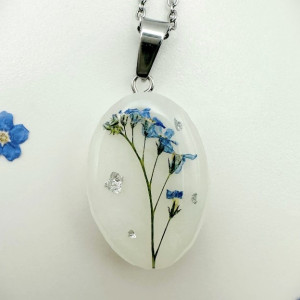 Naszyjnik z suszoną niezapominajką 2,5cm x 1,7 cm, łańcuszek 48 cm, stal szlachetna/nierdzewna