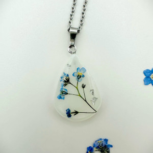 Naszyjnik z suszoną niezapominajką 2,4cm x 1,7 cm, łańcuszek 48 cm, stal szlachetna/nierdzewna.