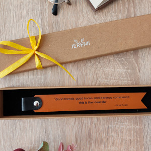 SKÓRZANA PERSONALIZOWANA ZAKŁADKA DO KSIĄŻKI, Z TWOIM NAPISEM, DEDYKACJĄ IMIENIEM - BRĄZOWA Z GRAWEREM, prezent na mikołajki, prezent na święta, prezent dla Mamy, prezent pod choinkę