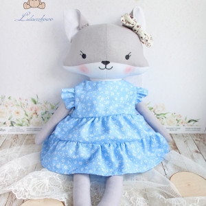 Lisek Pola przytulanka w błękitnej sukieneczce w kwiaty