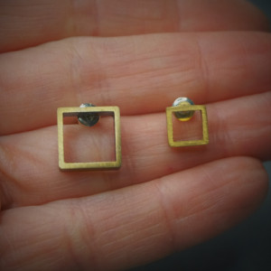 Mniejszy i większy - kolczyki sztyfty z mosiądzu.