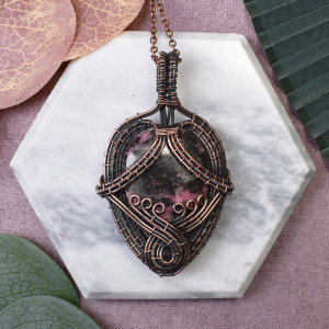 Miedziany wisiorek wire wrapping z rodonitem #472