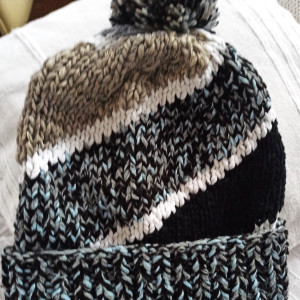 Zimowa czapka w paski z pomponem
