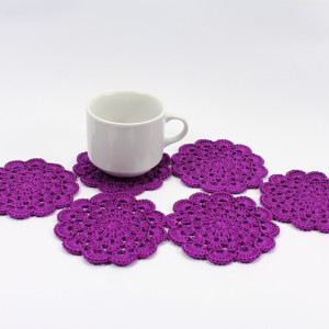 Podkładki pod kubki na stól szydełkowe amarantowym