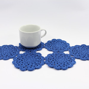 Podkładki pod kubki na stól szydełkowe chabrowym