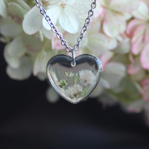 Srebrna zawieszka srebrny wisiorek kwiat naszyjnik żywica z żywicy kwiaty serce serduszko gipsówka